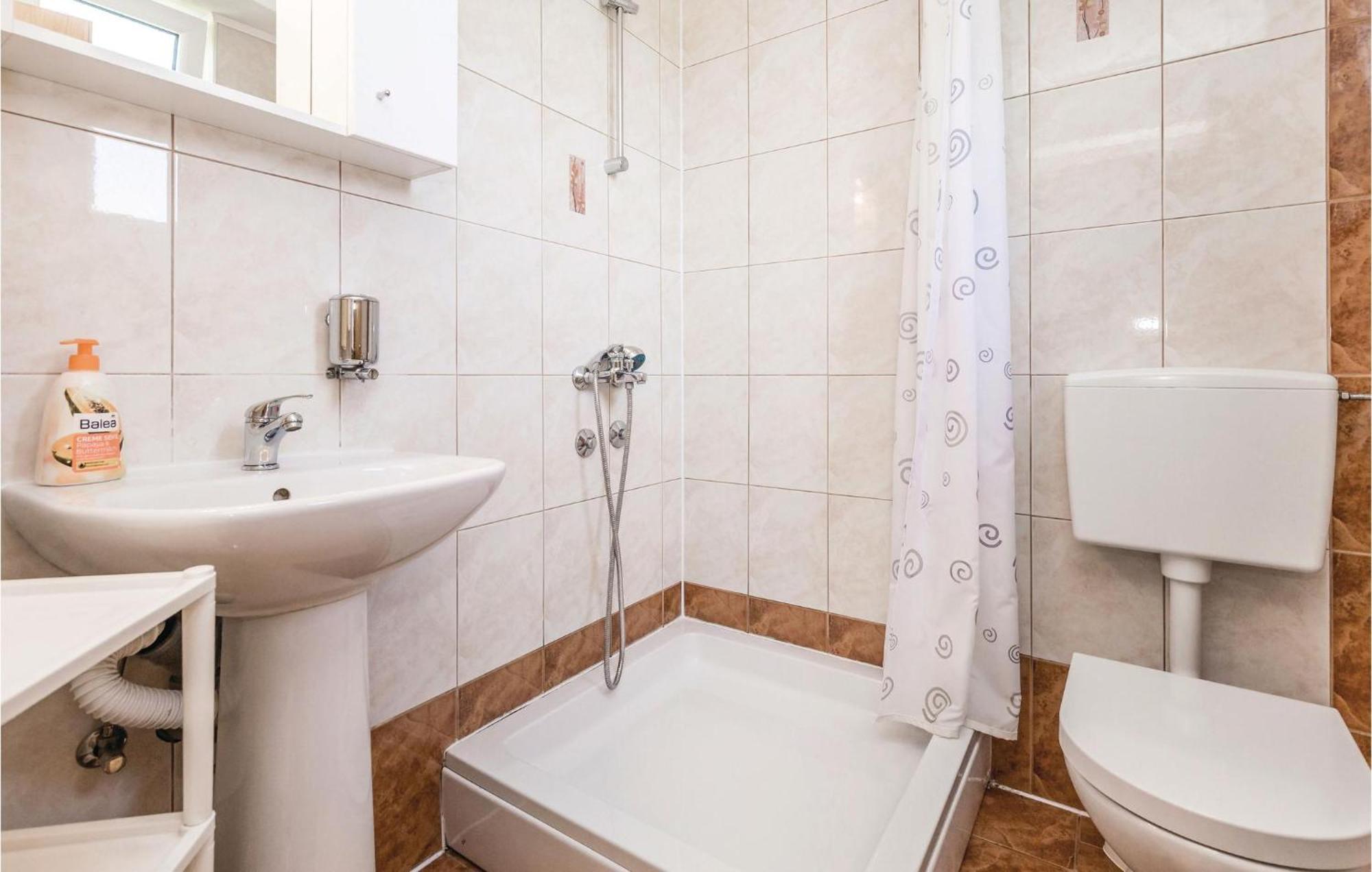 2 Bedroom Cozy Home In Licko Lesce Luaran gambar