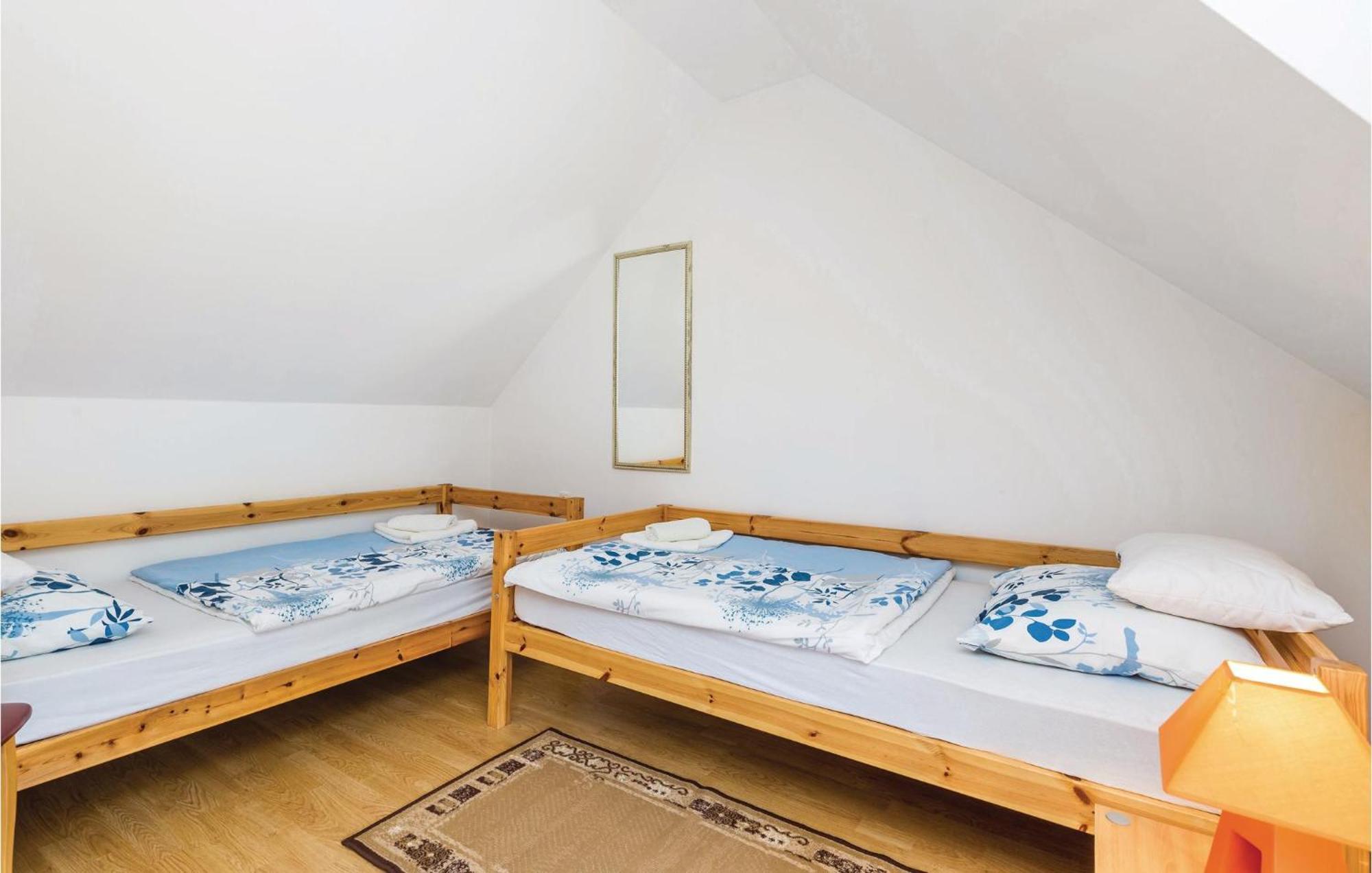 2 Bedroom Cozy Home In Licko Lesce Luaran gambar