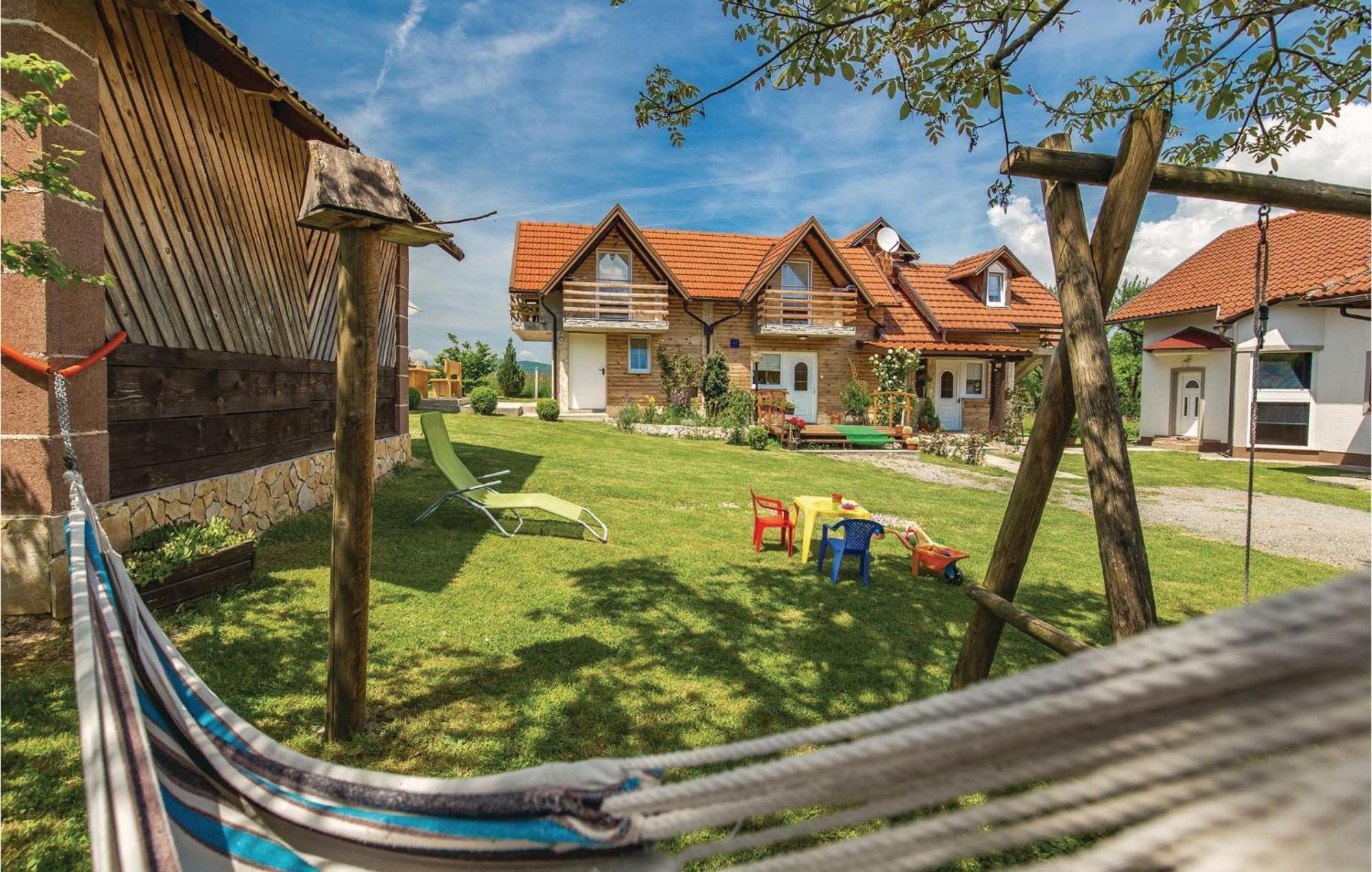2 Bedroom Cozy Home In Licko Lesce Luaran gambar