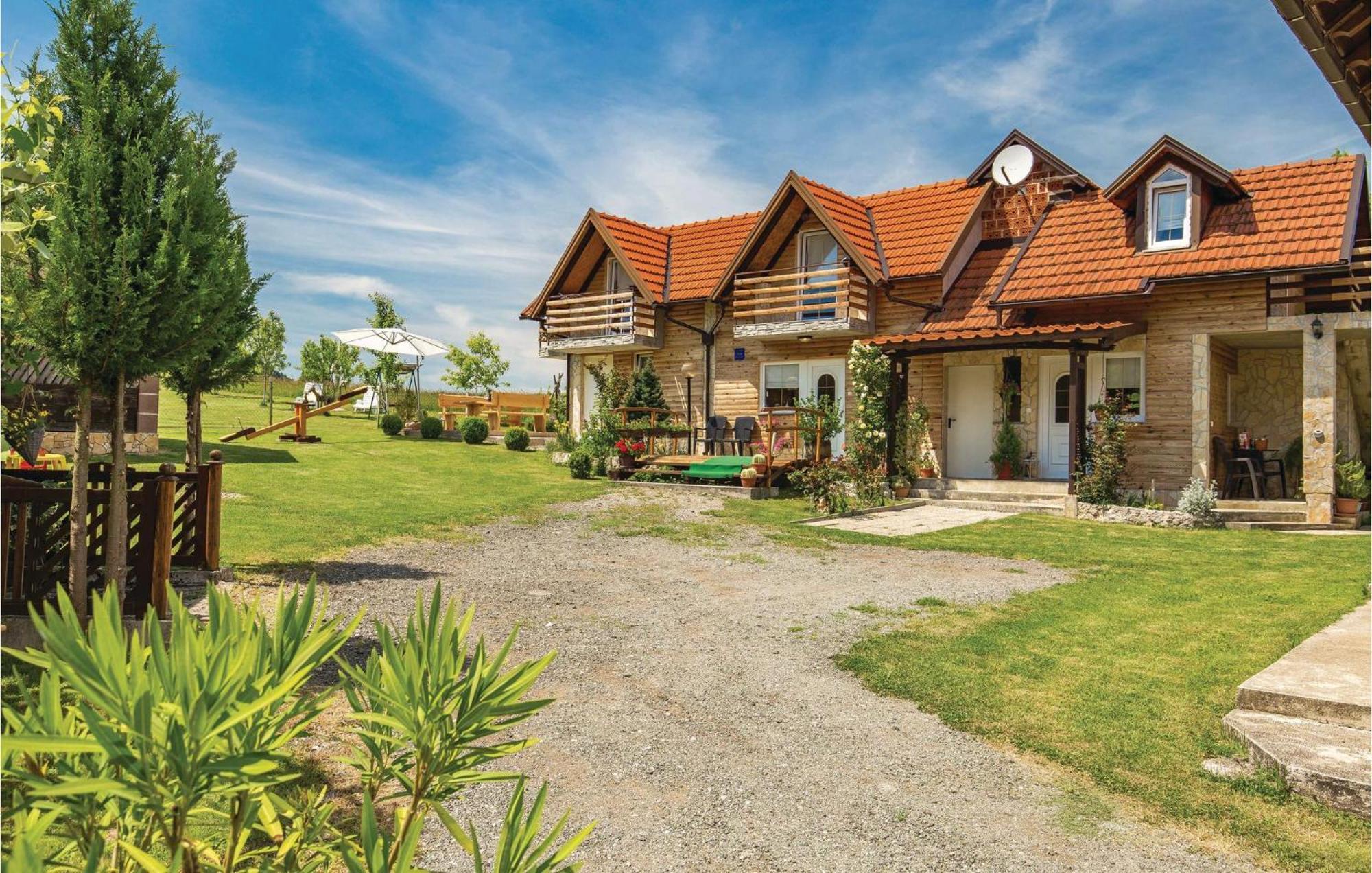 2 Bedroom Cozy Home In Licko Lesce Luaran gambar