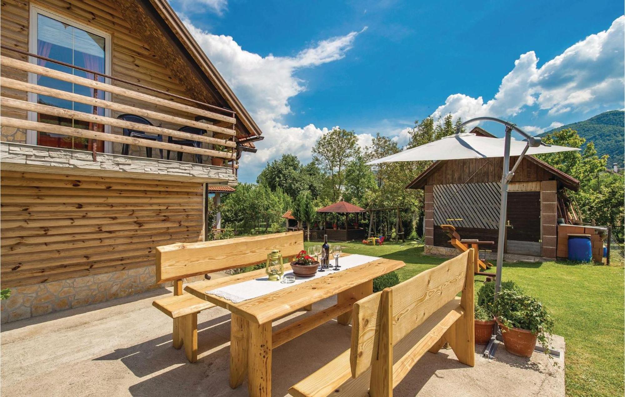 2 Bedroom Cozy Home In Licko Lesce Luaran gambar