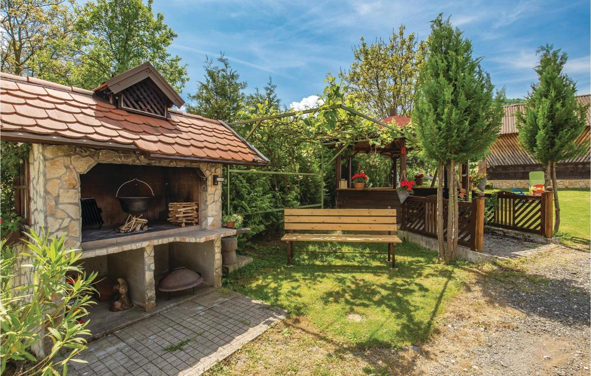 2 Bedroom Cozy Home In Licko Lesce Luaran gambar