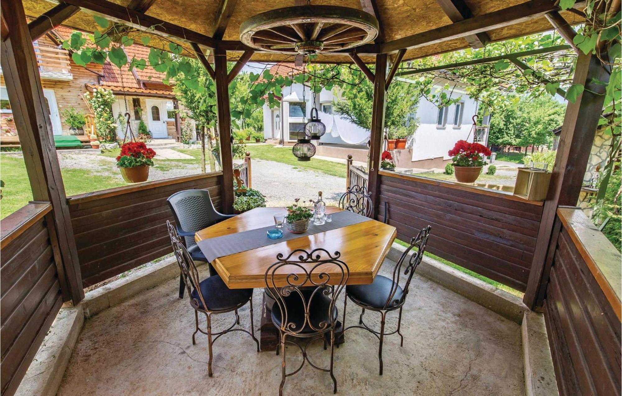 2 Bedroom Cozy Home In Licko Lesce Luaran gambar